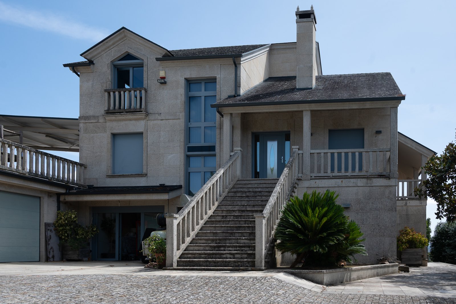Fachada de la casa de piedra captada por Celsa Feijoo en Piñor, Barbadás